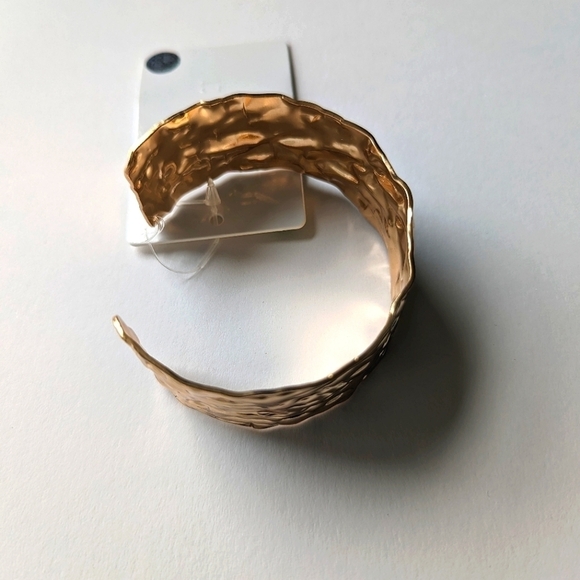 Gold Tone Modernist Hammered Textured Lightweight Open Cuff Bracelet Flat Bangle - Picture 3 of 3